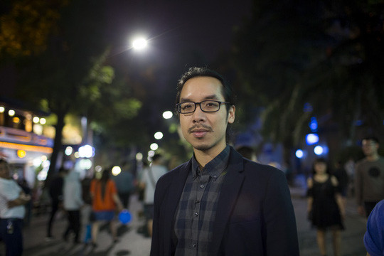 Daniel Nguyễn Hoài Tiến trong một lần tham quan, tìm hiểu văn hóa Hà Nội Ảnh: HOÀNG LINH