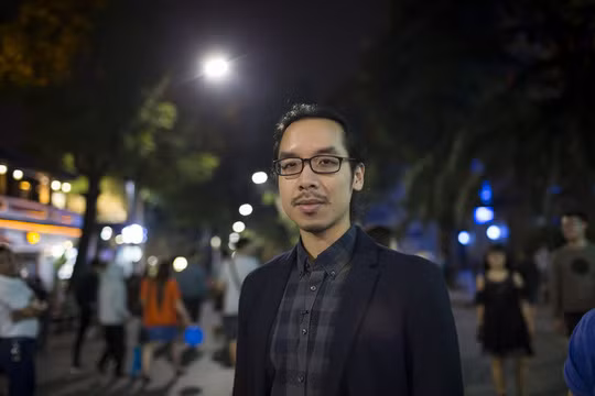 Daniel Nguyễn Hoài Tiến trong một lần tham quan, tìm hiểu văn hóa Hà Nội Ảnh: HOÀNG LINH