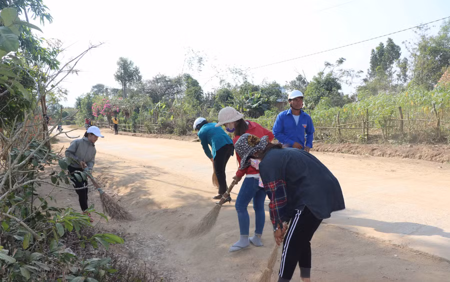 Đoàn viên thanh niên huyện Đak Pơ quét dọn đường làng, ngõ xóm. Ảnh: Ngọc Minh