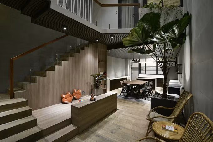 Phòng khách liên thông bếp phía cuối tầng trệt vẫn tràn đầy ánh sáng.