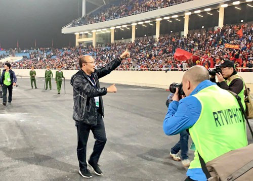 HLV Park Hang-seo cảm ơn sự ủng hộ của CĐV Việt Nam sau trận đại thắng U23 Thái Lan Ảnh: Minh Ngọc