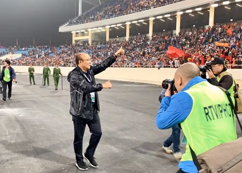 HLV Park Hang-seo cảm ơn sự ủng hộ của CĐV Việt Nam sau trận đại thắng U23 Thái Lan Ảnh: Minh Ngọc