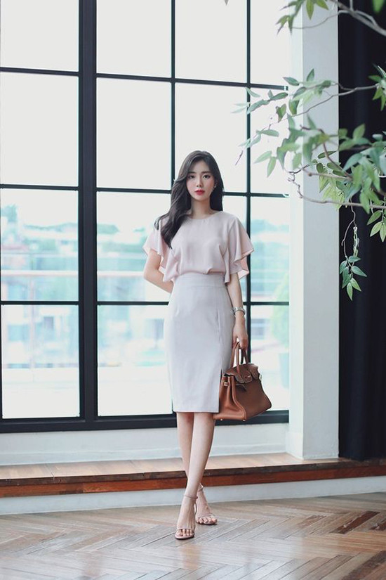 Phong cách thanh lịch cho chị em văn phòng vào mùa nắng với áo lụa rũ vai, chân váy bút chì xẻ tà và sandal màu nude quai mảnh. Phong cách thanh lịch cho chị em văn phòng vào mùa nắng với áo lụa rũ vai, chân váy bút chì xẻ tà và sandal màu nude quai mảnh.