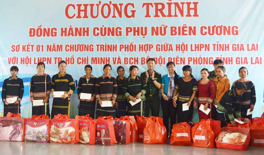  Tặng quà cho gia đình chính sách, hội viên phụ nữ nghèo. Ảnh: P.D