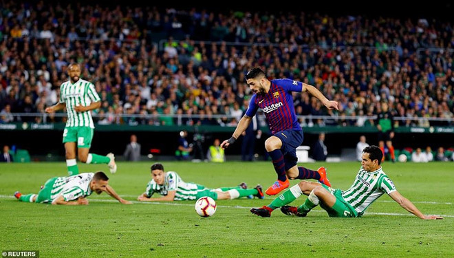 Suarez để lại dấu ấn với pha solo ghi bàn nâng tỷ số lên 3-0.