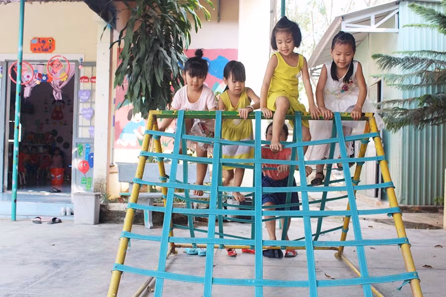 Trẻ ở Trường Mẫu giáo Sơn ca vui chơi trong khu vận động ngoài trời. Ảnh: N.G 