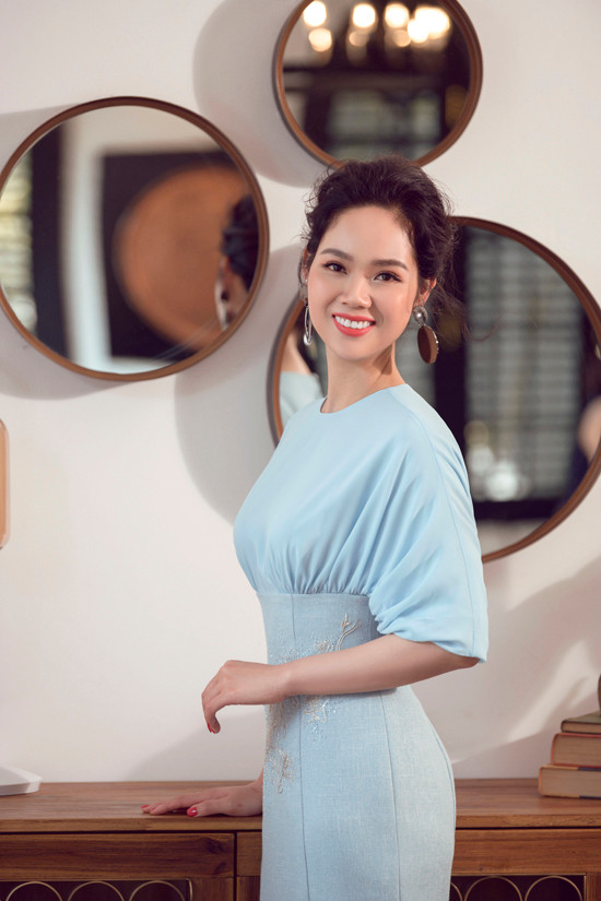 Anh sử dụng các tông màu trung tính như hồng phấn, xanh baby, cam sữa... nhằm tôn vẻ trẻ trung cho người mặc. Đây cũng là những tông màu được phái đẹp ưa chuộng trong mùa hè. Anh sử dụng các tông màu trung tính như hồng phấn, xanh baby, cam sữa... nhằm tôn vẻ trẻ trung cho người mặc. Đây cũng là những tông màu được phái đẹp ưa chuộng trong mùa hè.