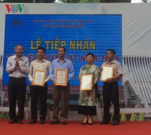 Bảo tàng tỉnh Đắk Lắk trao giấy chứng nhận cho các tập thể, cá nhân đã hiến tặng hiện vật cho bảo tàng.