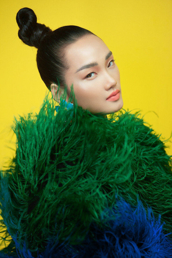 Chân dài sinh năm 1999 cho thấy sự biến hóa đa dạng, tài tình với nhiều phong cách khác nhau khi thể hiện các thiết kế thuộc bộ sưu tập "Mix & Match" của Đỗ Mạnh Cường. Chân dài sinh năm 1999 cho thấy sự biến hóa đa dạng, tài tình với nhiều phong cách khác nhau khi thể hiện các thiết kế thuộc bộ sưu tập