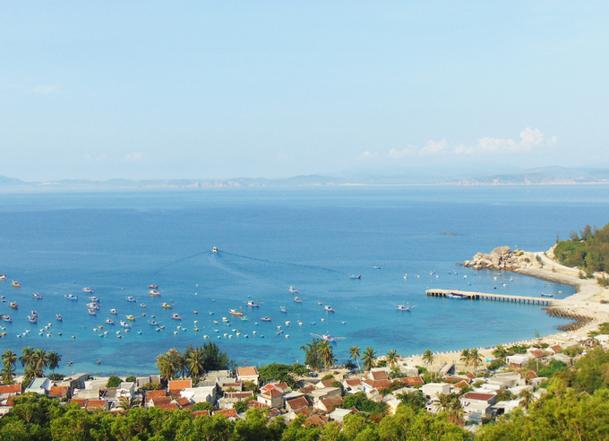 4. Cù lao Xanh được xem là "hòn ngọc quý" và là nơi nhất định phải ghé thăm khi đến Quy Nhơn. Cù lao rộng hơn 360 ha, cách trung tâm thành phố khoảng 24 km. Từ ngọn hải đăng hơn 100 năm tuổi, du khách có thể ngắm nhìn toàn cảnh bãi biển xanh ngắt trải dài đến đường chân trời. Ảnh: Yên Lan. 4. Cù lao Xanh được xem là