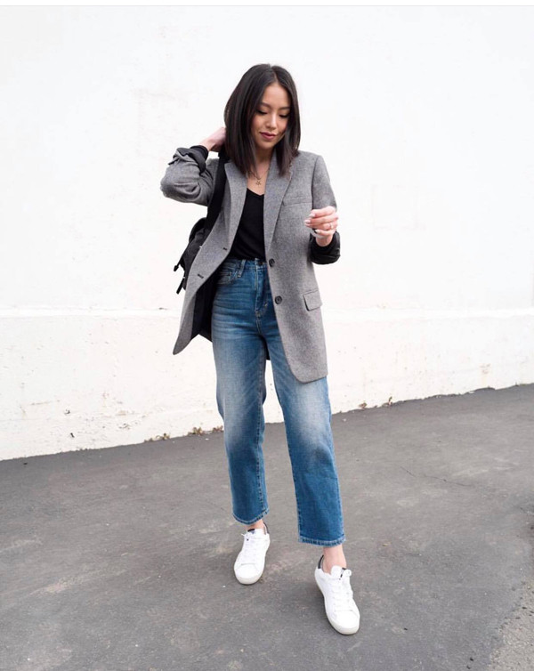 Set đồ đơn giản với blazer vải dạ, áo thun đen và quần jeans ống suông vẫn giúp người mặc bắt nhịp một cách thuyết phục với trào lưu thịnh hành. Set đồ đơn giản với blazer vải dạ, áo thun đen và quần jeans ống suông vẫn giúp người mặc bắt nhịp một cách thuyết phục với trào lưu thịnh hành.