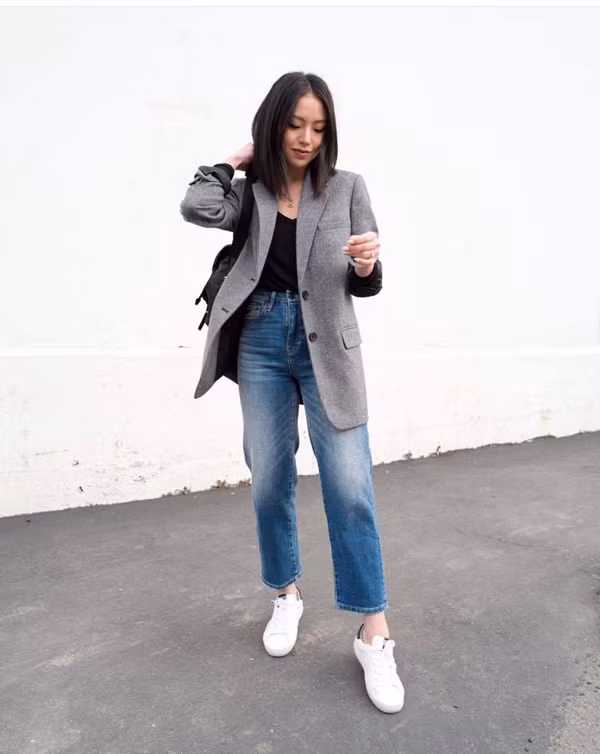 Set đồ đơn giản với blazer vải dạ, áo thun đen và quần jeans ống suông vẫn giúp người mặc bắt nhịp một cách thuyết phục với trào lưu thịnh hành.