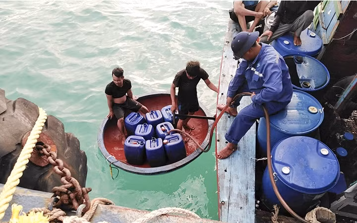 Nhân viên Trung tâm Hậu cần - Kỹ thuật đảo Sinh Tồn cấp nước ngọt cho ngư dân.