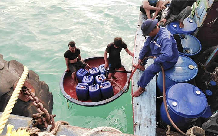 Nhân viên Trung tâm Hậu cần - Kỹ thuật đảo Sinh Tồn cấp nước ngọt cho ngư dân.