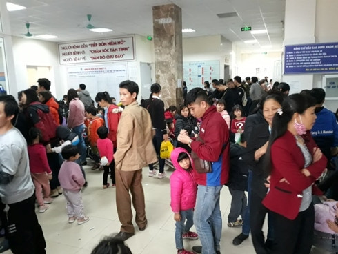 Ngày 17/3, vẫn có hàng trăm trẻ đến xét nghiệm sán lợn tại Bệnh viện Bệnh Nhiệt đới TW và Viện Sốt rét-Ký sinh trùng-Côn trùng TW.