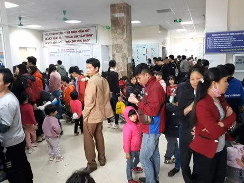 Ngày 17/3, vẫn có hàng trăm trẻ đến xét nghiệm sán lợn tại Bệnh viện Bệnh Nhiệt đới TW và Viện Sốt rét-Ký sinh trùng-Côn trùng TW.