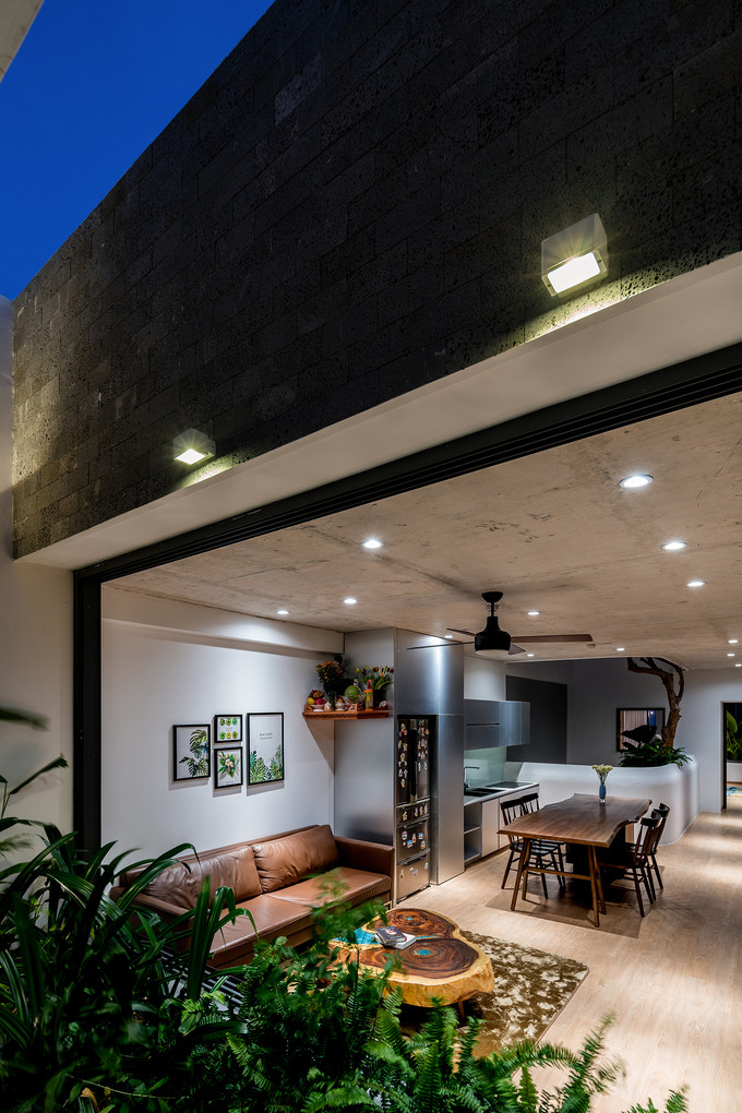 Phòng khách và bếp xuyên suốt tạo không gian rộng thoáng, mở view nhìn tối đa ra hai phía mặt tiền và giếng trời.