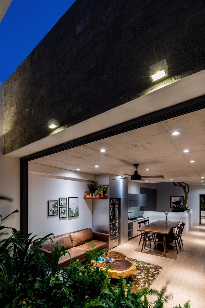 Phòng khách và bếp xuyên suốt tạo không gian rộng thoáng, mở view nhìn tối đa ra hai phía mặt tiền và giếng trời. Phòng khách và bếp xuyên suốt tạo không gian rộng thoáng, mở view nhìn tối đa ra hai phía mặt tiền và giếng trời.