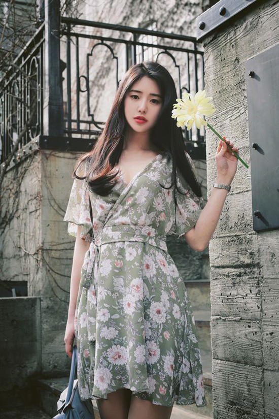 Váy vạt quấn nhẹ nhàng với chi tiết cổ chữ V vừa đủ để tạo độ sexy nhưng vẫn mang tới nét thanh lịch cho bạn gái.  Váy vạt quấn nhẹ nhàng với chi tiết cổ chữ V vừa đủ để tạo độ sexy nhưng vẫn mang tới nét thanh lịch cho bạn gái.