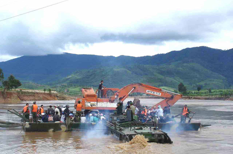 Cán bộ, chiến sĩ Lữ đoàn Công binh 7 (Quân đoàn 3) đưa người dân vùng lũ Kon Tum sang sông. Ảnh: Lê Quang Hồi