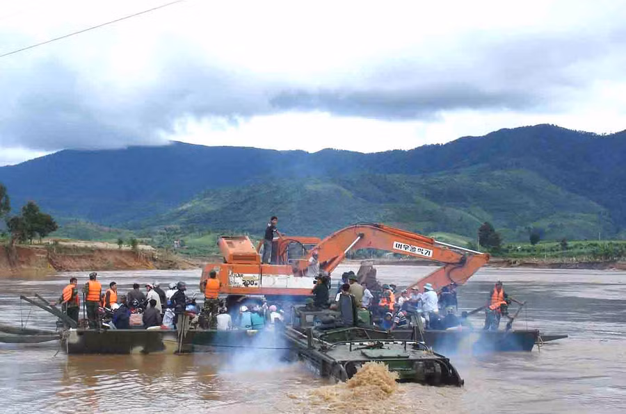 Cán bộ, chiến sĩ Lữ đoàn Công binh 7 (Quân đoàn 3) đưa người dân vùng lũ Kon Tum sang sông. Ảnh: Lê Quang Hồi
