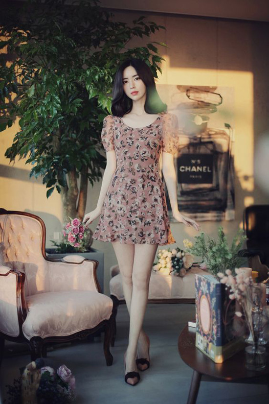 Với những mẫu đầm ngắn, kiểu dáng đơn giản, phái đẹp vẫn có thể khoe lợi thế hình thể. Với những mẫu đầm ngắn, kiểu dáng đơn giản, phái đẹp vẫn có thể khoe lợi thế hình thể.