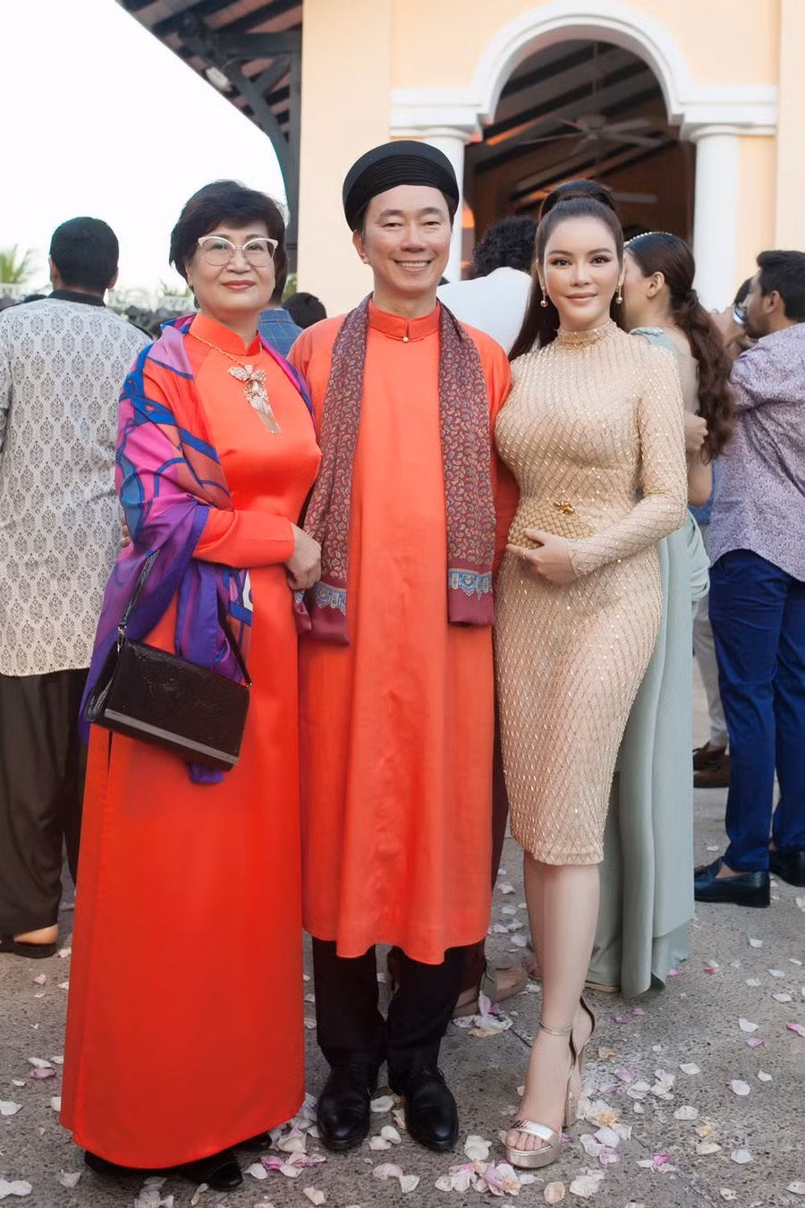  Đám cưới quy tụ dàn khách mời lên đến 700 người, gồm người nổi tiếng và những người trong giới thượng lưu Ấn Độ. Đại sứ Việt Nam tại Ấn Độ Phạm Sanh Châu là người đã giới thiệu cặp tỉ phú tổ chức đám cưới tại Việt Nam.