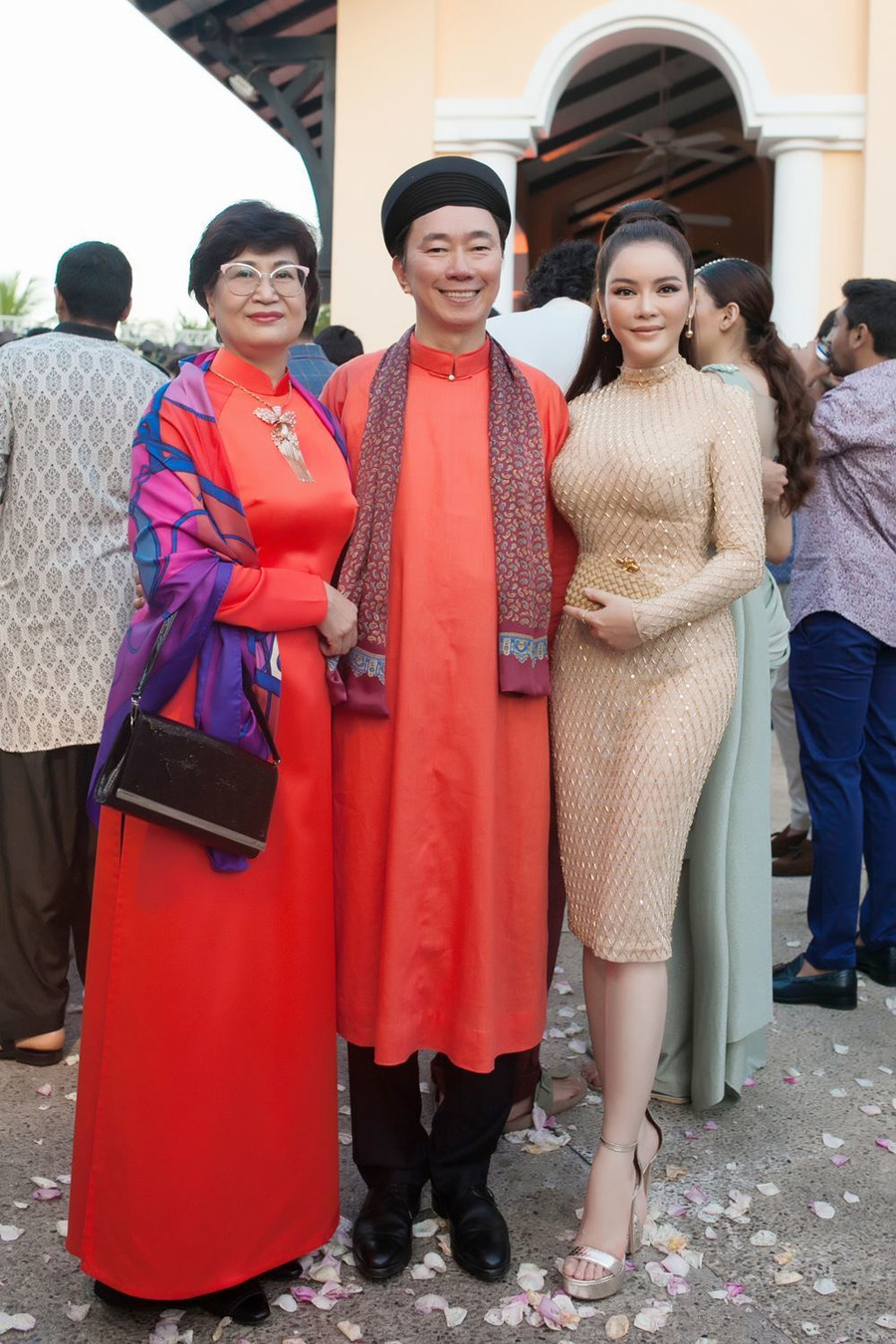 Đám cưới quy tụ dàn khách mời lên đến 700 người, gồm người nổi tiếng và những người trong giới thượng lưu Ấn Độ. Đại sứ Việt Nam tại Ấn Độ Phạm Sanh Châu là người đã giới thiệu cặp tỉ phú tổ chức đám cưới tại Việt Nam.  Đám cưới quy tụ dàn khách mời lên đến 700 người, gồm người nổi tiếng và những người trong giới thượng lưu Ấn Độ. Đại sứ Việt Nam tại Ấn Độ Phạm Sanh Châu là người đã giới thiệu cặp tỉ phú tổ chức đám cưới tại Việt Nam.