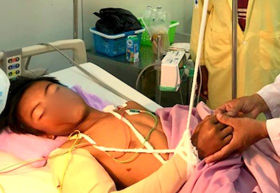  Em T.C. đang được theo dõi vết thương tại bệnh viện