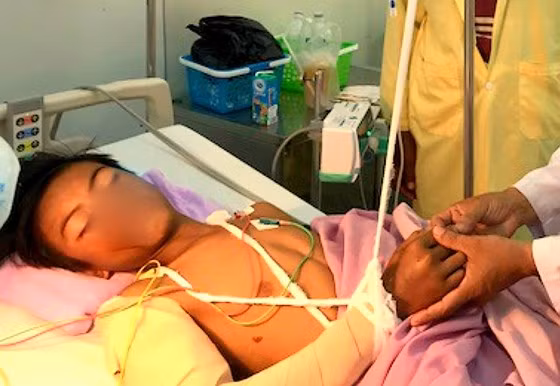  Em T.C. đang được theo dõi vết thương tại bệnh viện