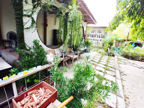 Baan Kang Wat là một trong những địa điểm thú vị để trải nghiệm văn hóa đặc trưng của Chiang Mai. Nằm cách trung tâm khoảng 10km về hướng Tây, đây là một ngôi làng nhỏ đầy tính nghệ thuật và sáng tạo. Những sản phẩm thủ công truyền thống, không gian mộc, khu làm gốm bên cạnh các cửa hàng handmade xinh xắn sẽ mang đến cảm xúc tinh tế, nhẹ nhàng. Baan Kang Wat là một trong những địa điểm thú vị để trải nghiệm văn hóa đặc trưng của Chiang Mai. Nằm cách trung tâm khoảng 10km về hướng Tây, đây là một ngôi làng nhỏ đầy tính nghệ thuật và sáng tạo. Những sản phẩm thủ công truyền thống, không gian mộc, khu làm gốm bên cạnh các cửa hàng handmade xinh xắn sẽ mang đến cảm xúc tinh tế, nhẹ nhàng.