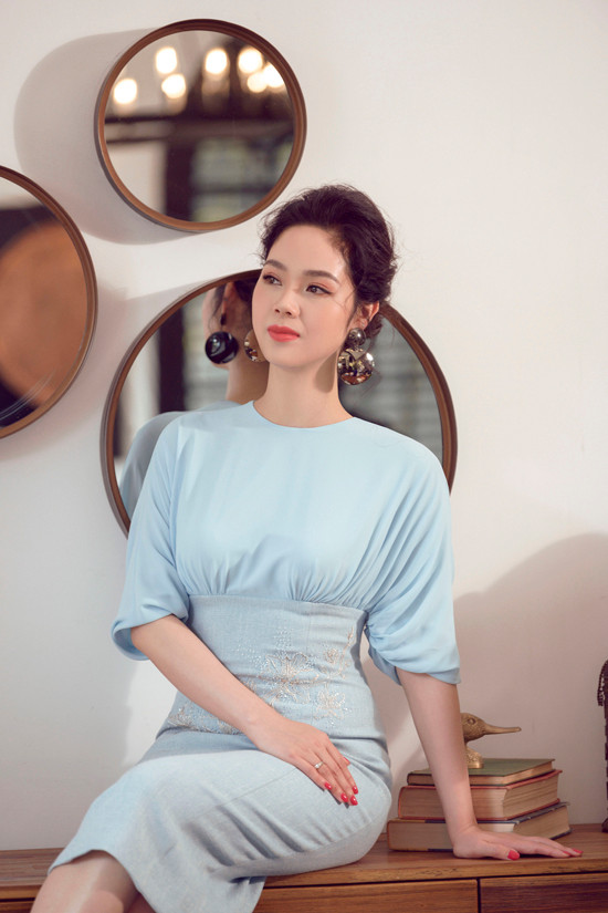 Dù diện váy đơn sắc, vẻ ngoài của bà mẹ hai con vẫn không nhàm chán do nhà thiết kế vận dụng đa dạng kỹ thuật phối đắp, cắt cúp vải, tạo ra nhiều phom dáng cho kiểu váy cocktail. Dù diện váy đơn sắc, vẻ ngoài của bà mẹ hai con vẫn không nhàm chán do nhà thiết kế vận dụng đa dạng kỹ thuật phối đắp, cắt cúp vải, tạo ra nhiều phom dáng cho kiểu váy cocktail.