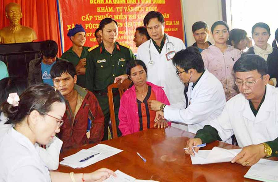 Các y-bác sĩ khám, tư vấn sức khỏe cho người dân. Ảnh: Đ.Y