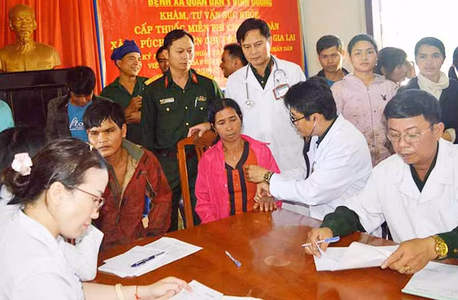 Các y-bác sĩ khám, tư vấn sức khỏe cho người dân. Ảnh: Đ.Y