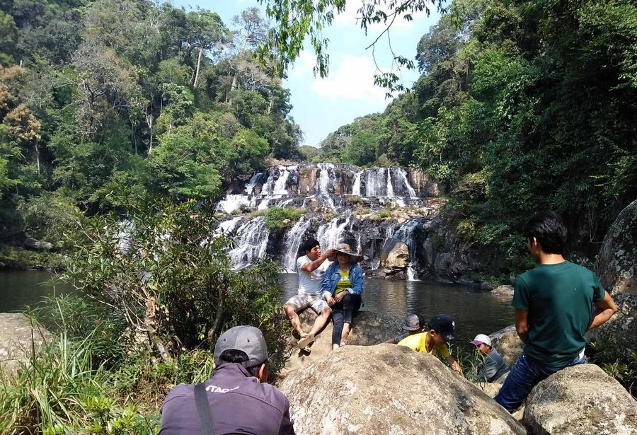 Thác Kon Bông (xã Đăk Rong, huyện Kbang) điểm du lịch sinh thái thu hút nhiều du khách đến tham quan. Ảnh: Minh Ngân