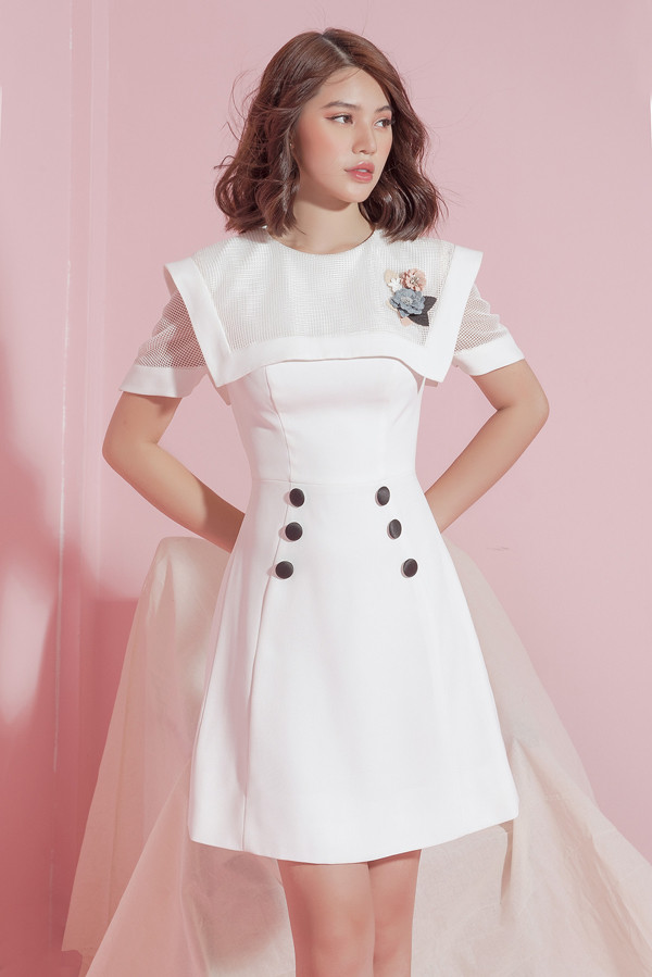  Một số thiết kế có phần đầu, phần cổ được may kín đáo phối với họa tiết ren và tạo điểm nhấn bằng nơ nổi 3D. Những mẫu trang phục này phù hợp với những buổi tiệc đơn giản hoặc có thể phối với một vài phụ kiện để đi làm, dạo phố.