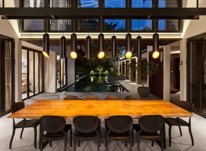 Nhiều không gian giải trí: Một bàn ăn 10 chỗ ngồi có thể vượt quá nhu cầu của gia đình bạn, nhưng sẽ không đủ cho các buổi tiệc tùng như thấy trong Crazy Rich Asians. Căn biệt thự này do Timur thiết kế có phòng ăn mở ra một sân nhỏ, nơi có nhiều bàn ghế hơn để sẵn sàng cho những bữa tiệc thật sự lớn. Nhiều không gian giải trí: Một bàn ăn 10 chỗ ngồi có thể vượt quá nhu cầu của gia đình bạn, nhưng sẽ không đủ cho các buổi tiệc tùng như thấy trong Crazy Rich Asians. Căn biệt thự này do Timur thiết kế có phòng ăn mở ra một sân nhỏ, nơi có nhiều bàn ghế hơn để sẵn sàng cho những bữa tiệc thật sự lớn.
