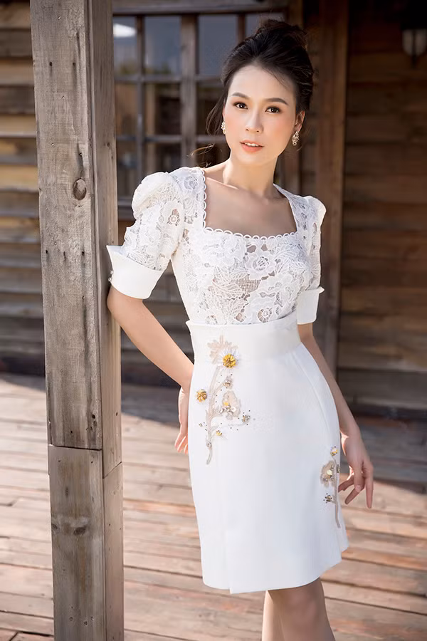  Ren và lụa là hai chất liệu chính được dùng để mang tới các kiểu váy khoe đường cong tế nhị.