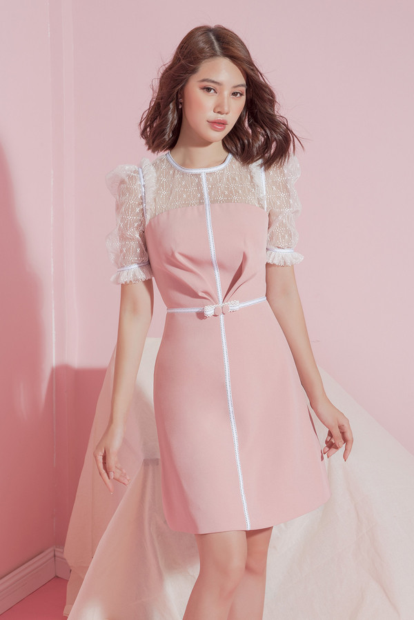 Voan mỏng phủ họa tiết kim tuyến được kết hợp cùng lụa hồng để mang tới mẫu váy tôn nét thanh lịch cho phái đẹp đi tiệc.