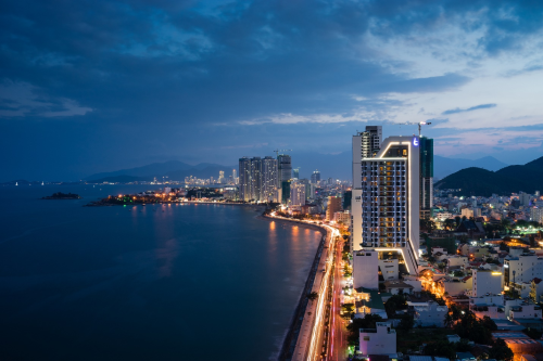 Boton Blue hotel & Spa liền kề bãi biển trên cung đường vàng Phạm Văn Đồng nổi tiếng với các các địa danh du lịch, khu vui chơi, giải trí, ăn uống...