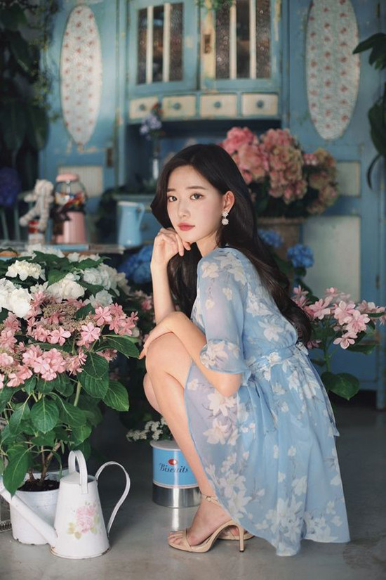 Chọn các mẫu váy in hoa, tông màu thanh nhã và được cắt may trên vải lụa mềm, chiffon, cotton thoáng mát vào đầu hè là thói quen của các nàng sành điệu. Chọn các mẫu váy in hoa, tông màu thanh nhã và được cắt may trên vải lụa mềm, chiffon, cotton thoáng mát vào đầu hè là thói quen của các nàng sành điệu.