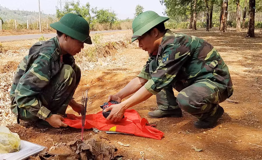 Đội Quy tập mộ liệt sĩ Quân đoàn 3 tiến hành gói buộc cẩn thận bộ hài cốt liệt sĩ. Ảnh: Quang Hiền