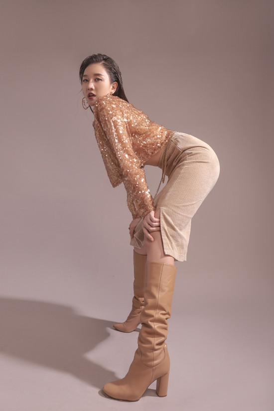  Với mong muốn 'lột xác' hoàn toàn với hình ảnh và phong cách mới mẻ, bà xã Trấn Thành không chỉ đầu tư cho trang phục, tạo hình mà còn thể hiện hiện những tạo dáng ấn tượng.