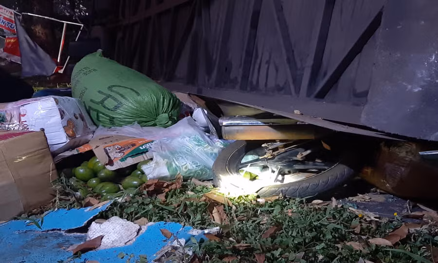 Xe máy và hành lý nằm la liệt dưới gầm xe khách