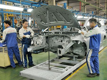 Các công nhân đang lắp ráp ô tô tại nhà máy của Hyundai Thành Công ở Ninh Bình. Ảnh: Tuấn Nguyễn Các công nhân đang lắp ráp ô tô tại nhà máy của Hyundai Thành Công ở Ninh Bình. Ảnh: Tuấn Nguyễn