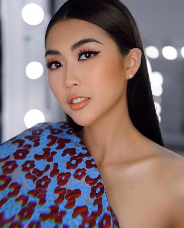  Chọn trang phục tạo khối ấn tượng nên Tường Linh sử dụng hoa tai ngọc trai cỡ nhỏ để mang lại sự hài hòa cho tạo hình.