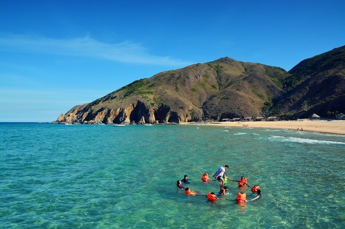  2. Kỳ Co thuộc xã Nhơn Lý, cách trung tâm thành phố Quy Nhơn khoảng 25 km về phía đông bắc. Nơi đây có ba mặt giáp núi, một mặt giáp biển với làn nước trong veo, liên tục thay đổi theo từng thời điểm trong ngày. Kỳ Co vẫn còn nguyên nét hoang sơ với những bãi cát trắng uốn cong hình trăng khuyết. Giá trọn gói đưa du khách từ đất liền ra Kỳ Co tắm biển, vui chơi từ 250.000 đồng một người. Ảnh: Tiến Hùng. 