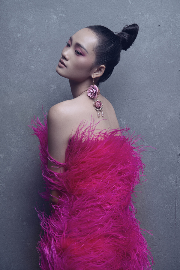 Ảnh: Milor Trần. Stylist: Trần Đạt. Make-up: Quí Đoàn. Làm tóc: Eric Nguyễn. Ảnh: Milor Trần. Stylist: Trần Đạt. Make-up: Quí Đoàn. Làm tóc: Eric Nguyễn.