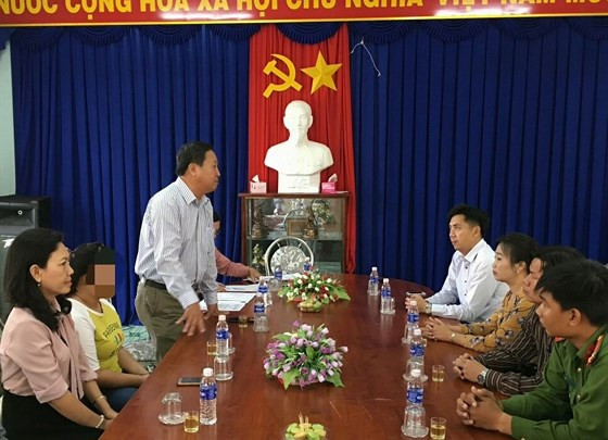 Em N. (ngồi, thứ 2 bên trái) được đưa về nước đoàn tụ với gia đình Em N. (ngồi, thứ 2 bên trái) được đưa về nước đoàn tụ với gia đình