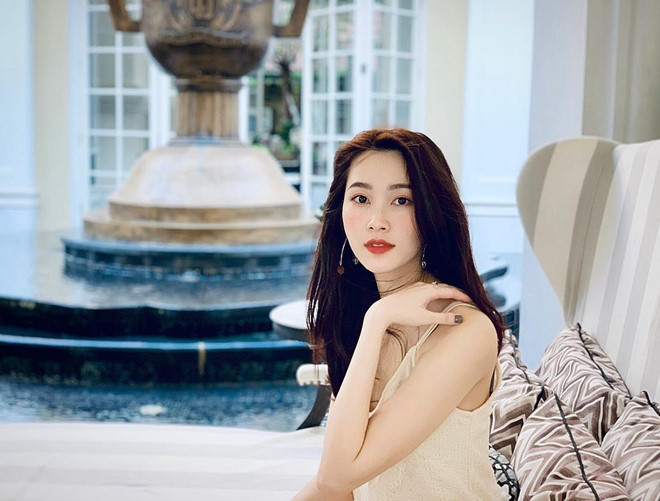 "Khi còn trẻ, ta là người hay quan tâm đến quá nhiều thứ trong cuộc sống, quan trọng hoá ánh nhìn từ người khác", hoa hậu chia sẻ suy ngẫm về cuộc đời, "Thời gian qua đi, ta nhận ra rằng hạnh phúc lớn nhất mà ta tìm thấy đó là dành sự quan tâm của mình cho một vài điều thực sự đáng trong cuộc đời, sẽ giúp cuộc sống này nhẹ nhàng hơn nhiều. Yên tựa mây trời hạnh phúc sẽ nở hoa".